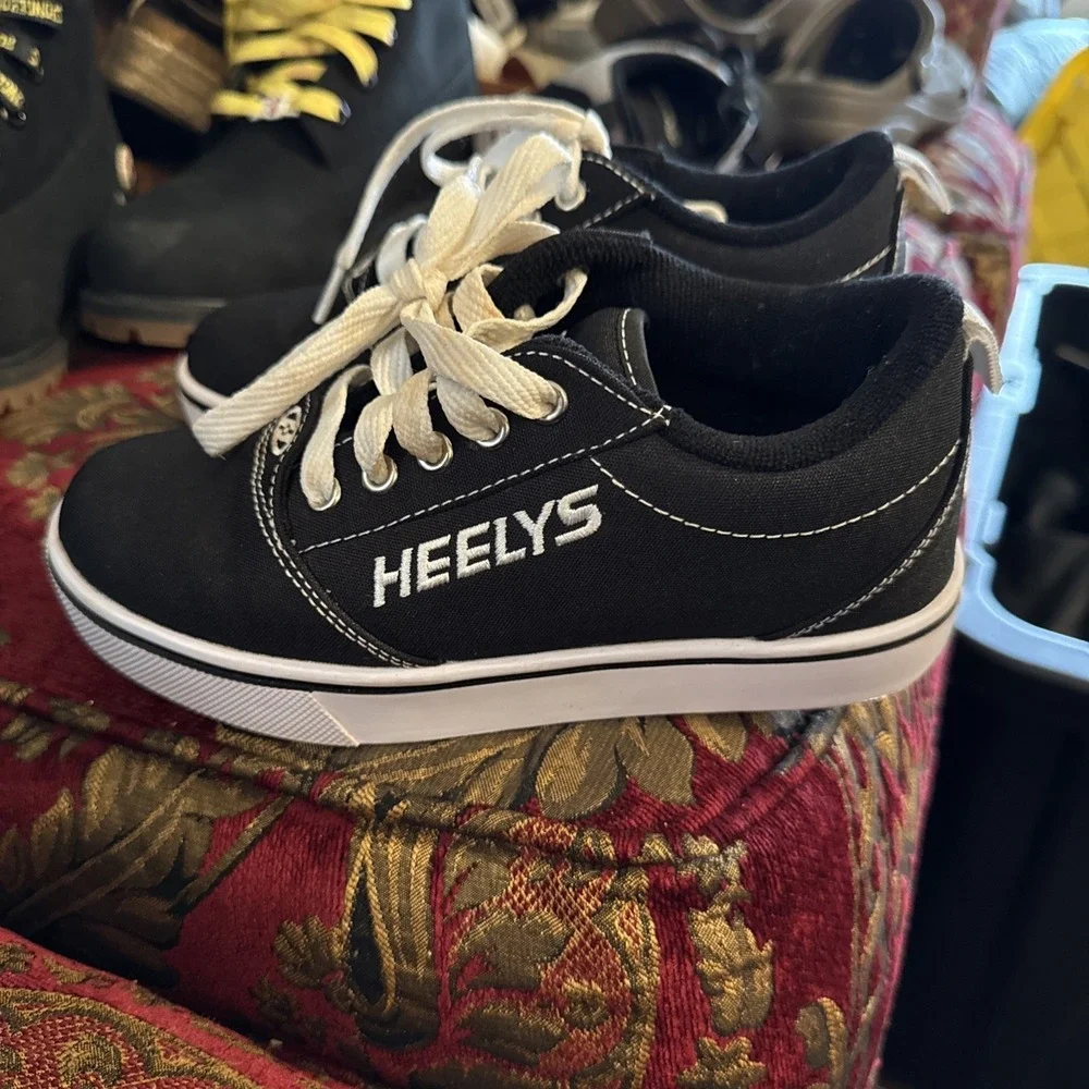 Heelys Skates unisex size 2youth